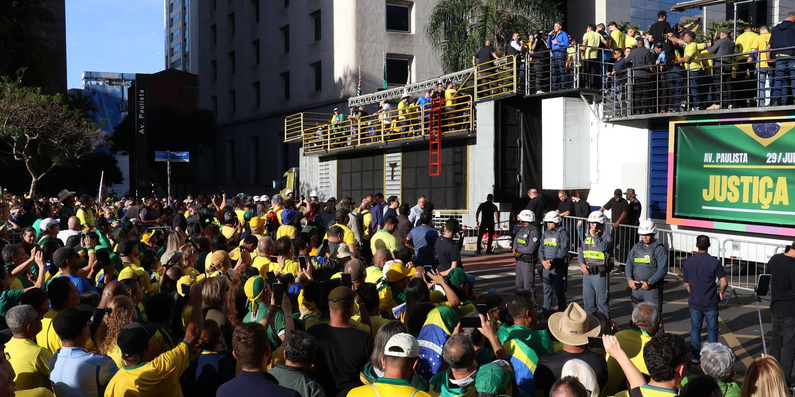 Ato em SP reúne apoiadores de Bolsonaro contra julgamento no STF