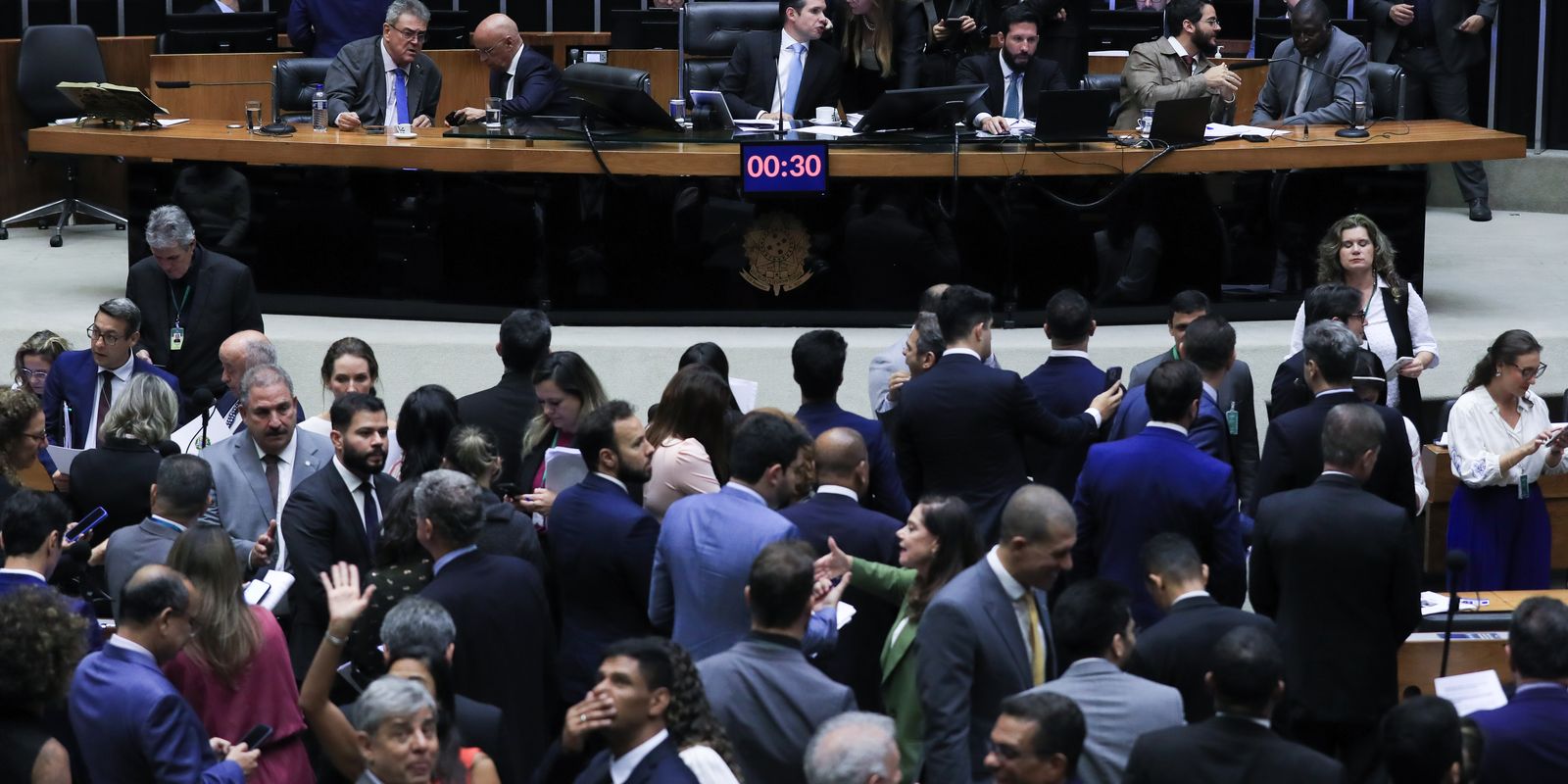 Câmara aprova urgência para suspender decreto do IOF