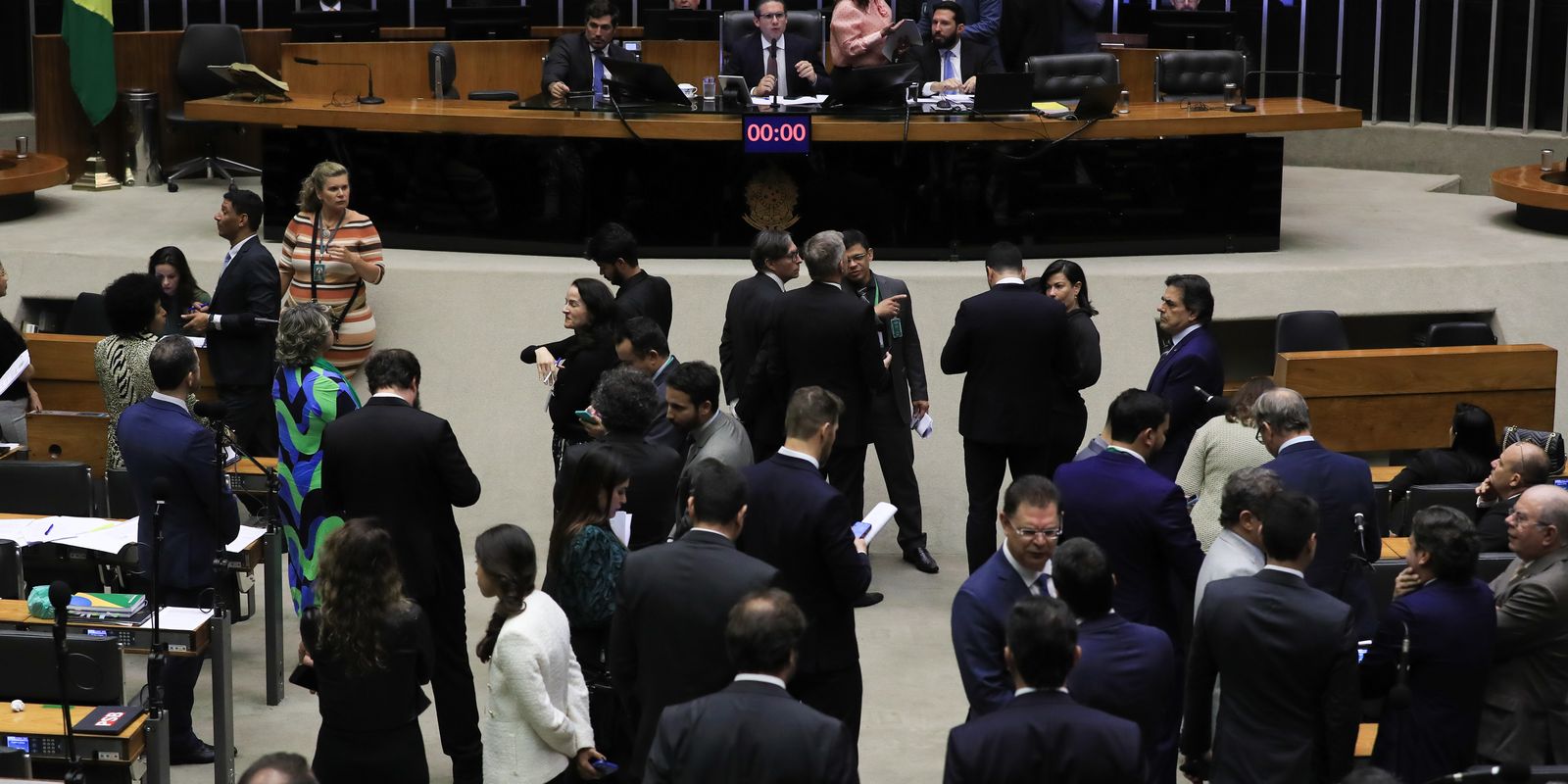 Governo ainda avalia se vai ao Supremo por IOF, diz AGU