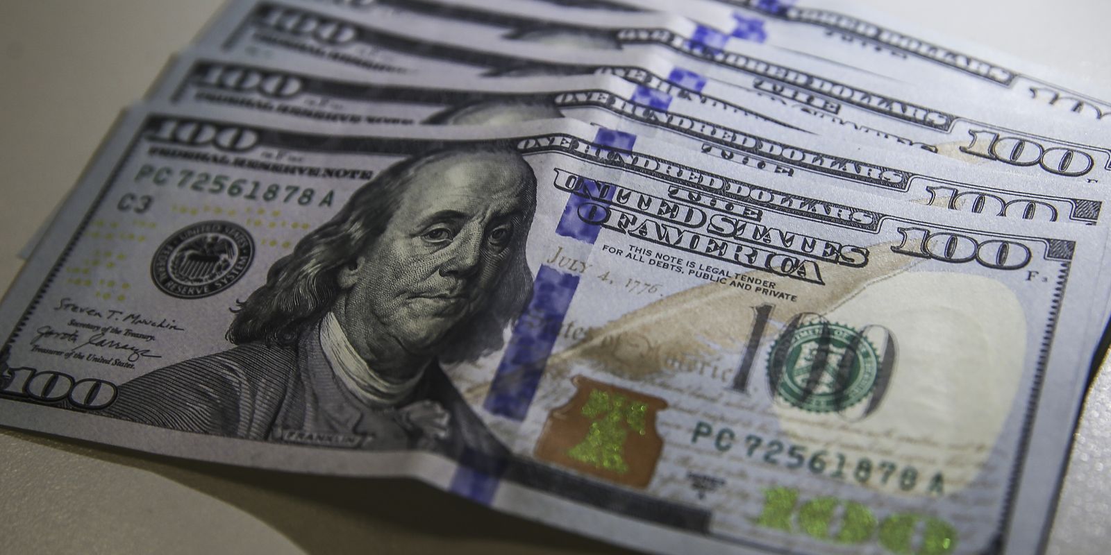 Dólar fecha praticamente estável, a R$ 5,54, mas sobe 2,26% na semana