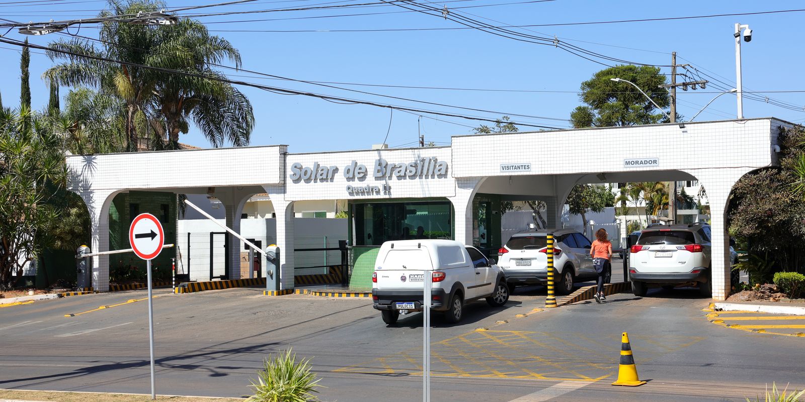 Bolsonaro deixa prisão domiciliar e vai a hospital para exames médicos