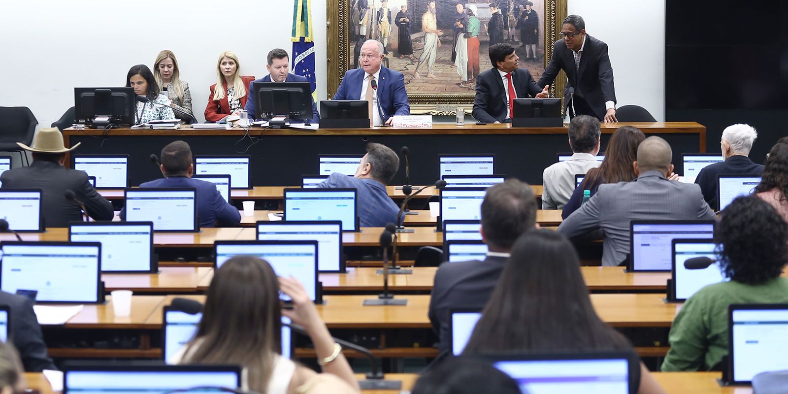 CCJ aprova aumento de pena para aliciamento de crianças na internet