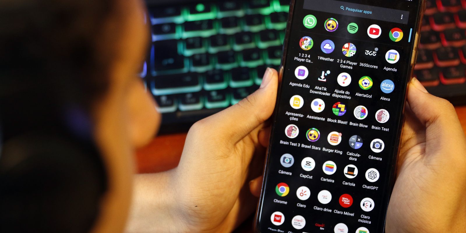 Câmara aprova urgência de projeto que combate adultização nas redes