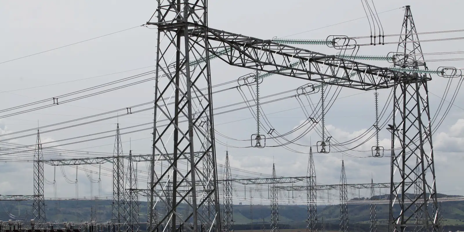 Hitachi anuncia nova fábrica visando data centers e energia renovável