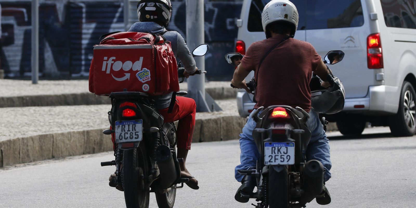 Câmara aprova urgência para votar vale-refeição para entregadores