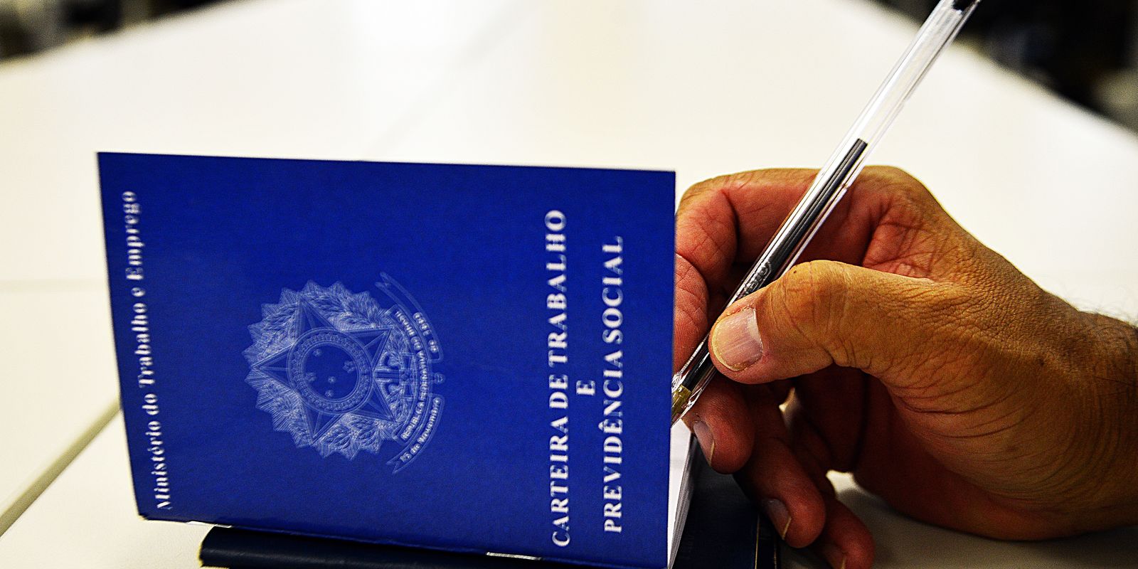 Taxa de desemprego em agosto fica em 5,6% e repete recorde de mínima