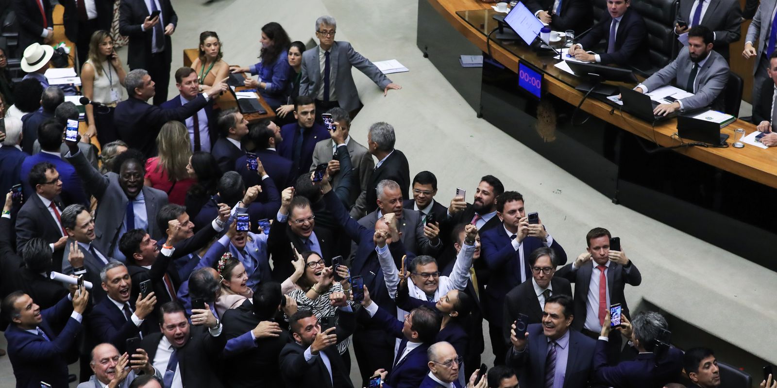 Câmara aprova retirada da MP alternativa ao IOF da pauta; texto caduca