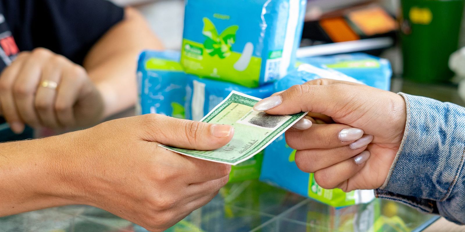 Beneficiárias recebem mensagens sobre retirada de absorventes no SUS