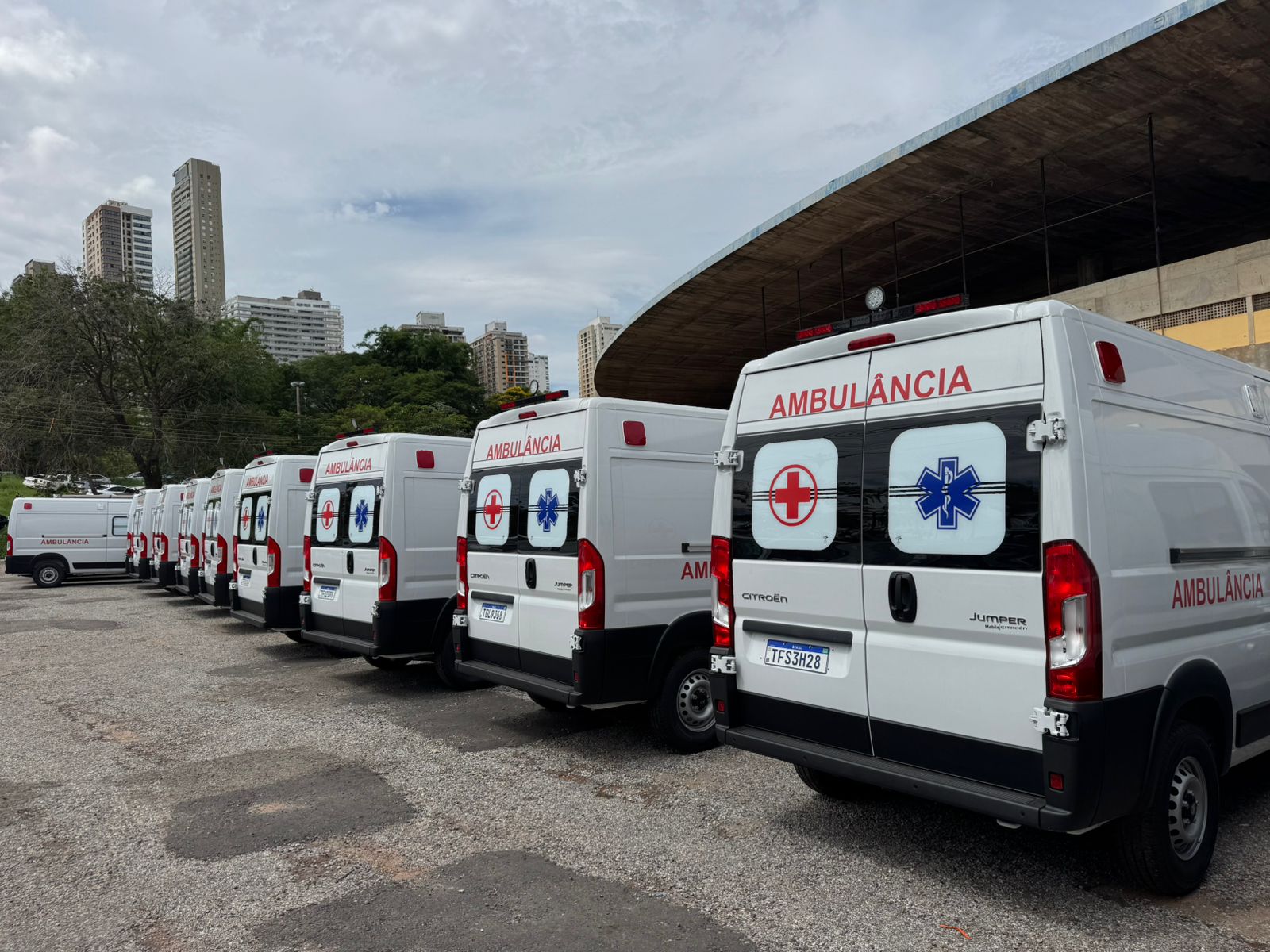 VALPARAÍSO DE GOIÁS RECEBE NOVAS AMBULÂNCIAS E VEÍCULOS PARA A SAÚDE